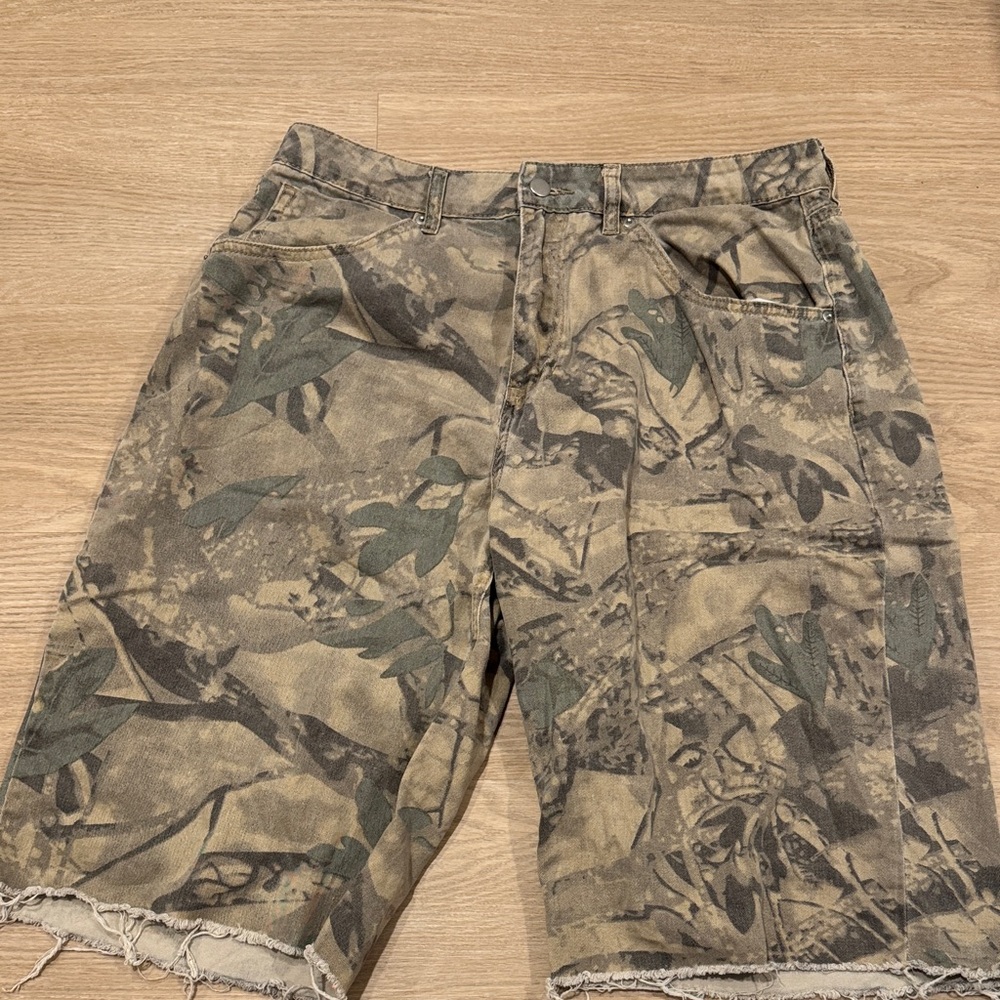 Camouflage jorts